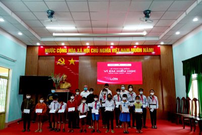 Học sinh nghèo vượt khó của trường nhận học bổng “Vì em hiếu học”